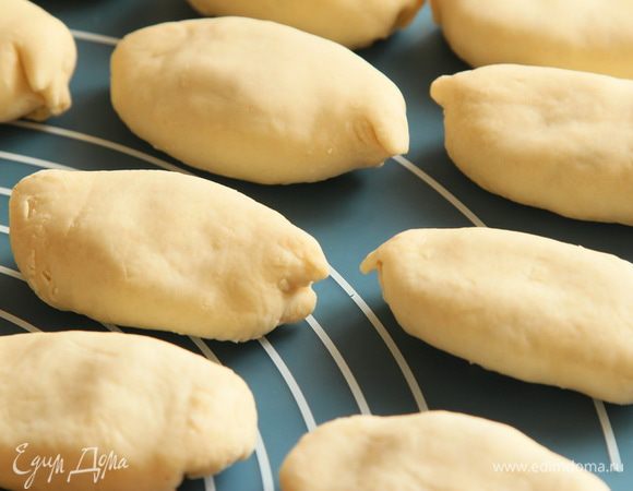 Защипываем пирожки по всей длине, уголки подворачиваем вовнутрь, переворачиваем швом вниз и немножко приплюскиваем.