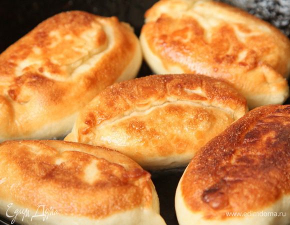 В сковородку выливаем масло, накаляем и выкладываем пирожки порциями. Обжариваем до румяной корочки с одной стороны, затем с другой стороны.
