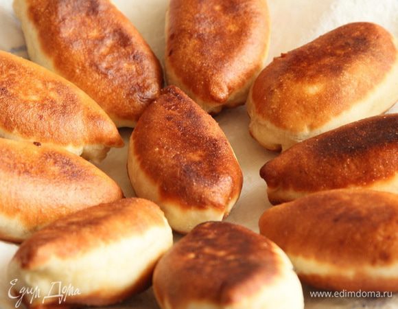 Выкладываем пирожки на бумажное полотенце, чтобы впитался лишний жир.