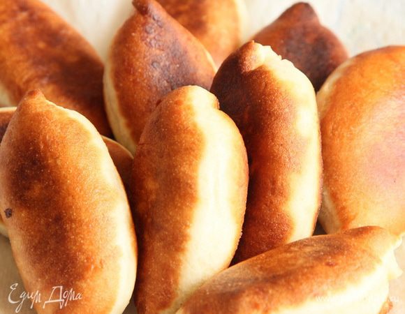 Пирожки получаются такие как здесь многие любят: тесто очень тонкое, его практически нет, а начинки много. Эххххх, не успела я сфотографировать в разломе, чтобы вы мне поверили...Придется поверить на слово! Приятного аппетита! Ну вот, теперь моя совесть не будет будить меня среди ночи...