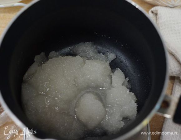 Сахар смочить водой в ковшике, сварить на слабом огне карамель янтарного цвета.