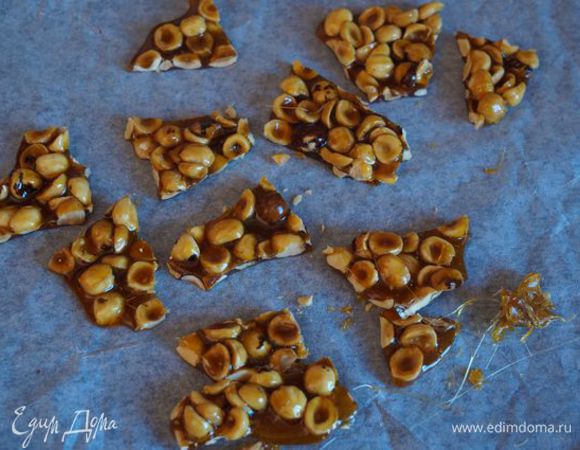 Грильяж поломать на кусочки.