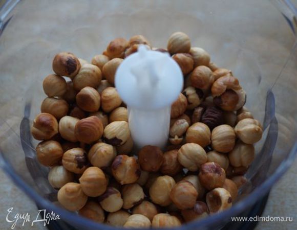 Ореховая паста. Поджаренный фундук (155 г) смолоть в процессоре.