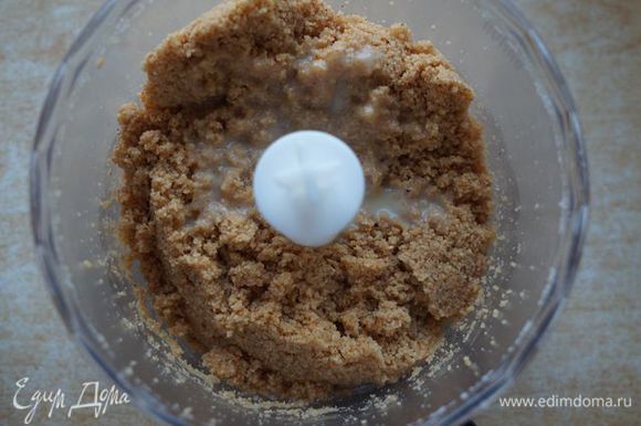 Добавить 1 яичный белок, сахарную пудру (85 г), 1 ч.л. орехового ликера.