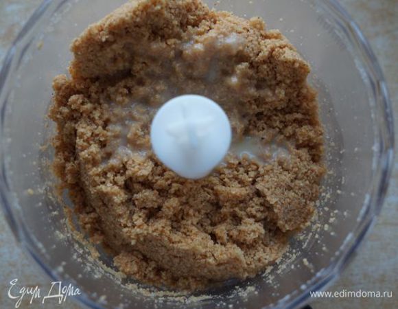 Добавить 1 яичный белок, сахарную пудру (85 г), 1 ч.л. орехового ликера.