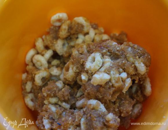 Добавить ореховую пасту и воздушные шарики (кольца), хорошо перемешать. 