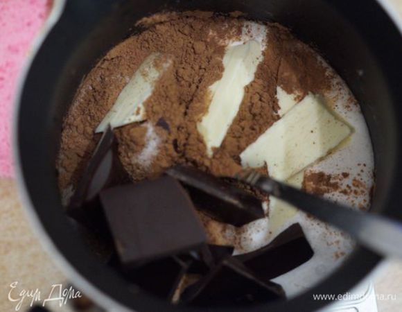 Шоколадный соус. Соединить все ингредиенты в ковшике, довести до кипения (или же нагревать до тех пор, пока все не растворится).