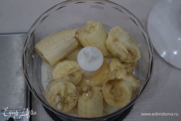 Банановый крем. Бананы измельчить в процессоре с молоком (120 г) и ликером.