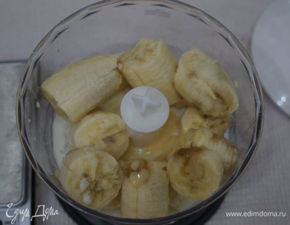 Банановый крем. Бананы измельчить в процессоре с молоком (120 г) и ликером.