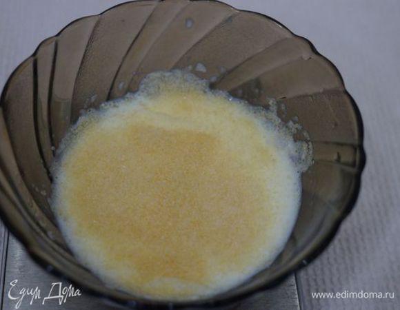 Желатин насыпать в молоко (60 г).