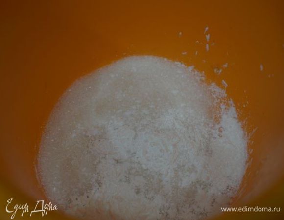 Сахар, крахмал, соль соединить и размешать.