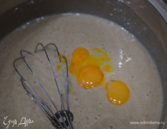 В банановую смесь вбить желтки, налить сливки (60 г), насыпать куркуму, размешать, нагревать на среднем огне до загустения.