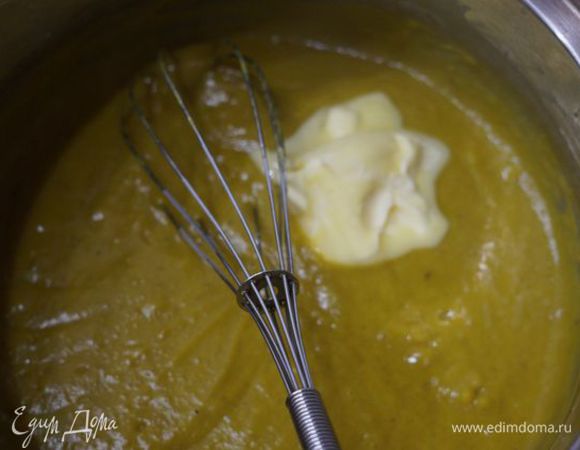 Положить кусочек масла, размешать, выключить огонь.