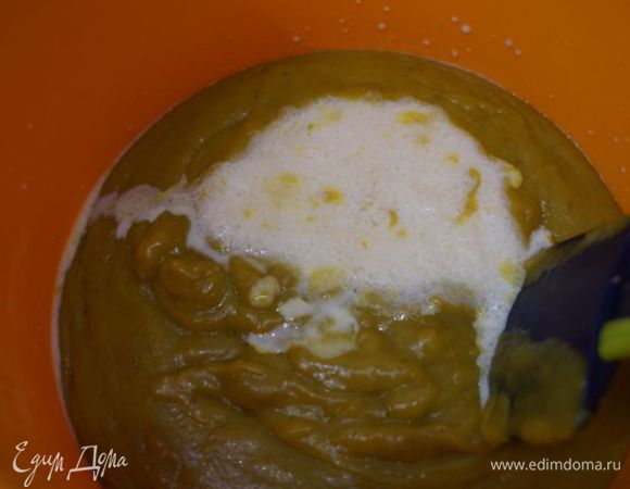 смешать с набухшим желатином, остудить.