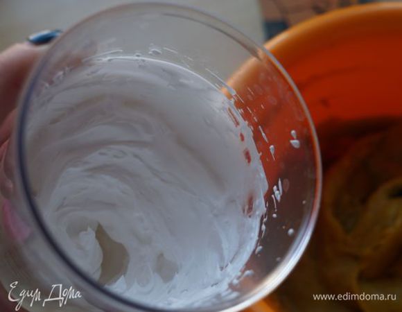 Сливки (180 г) взбить, смешать с остывшим кремом.