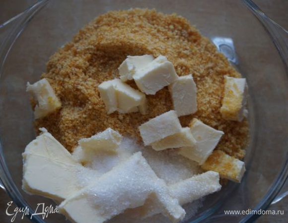 Ореховая глазурь. У меня не было пралиновой пасты, но ее легко сделать. Воспользуйтесь рецептом орехового грильяжа, только измельчите до состояния, пока не начнет выделяться ореховое масло. Растереть пасту с маслом, сахаром и солью.