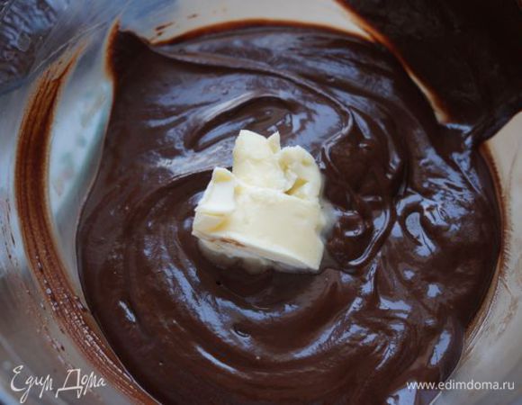 Растопить на водяной бане или в СВЧ, соединить с маслом, размешать.