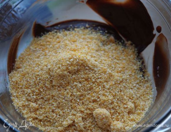 Добавить соль и пралине, размешать.