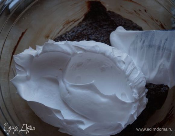Сливки взбить, соединить с шоколадной массой.