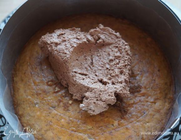 Сборка торта. Корж (26 см) заключить в тортовое кольцо, покрыть ганашем (1/3 порции).