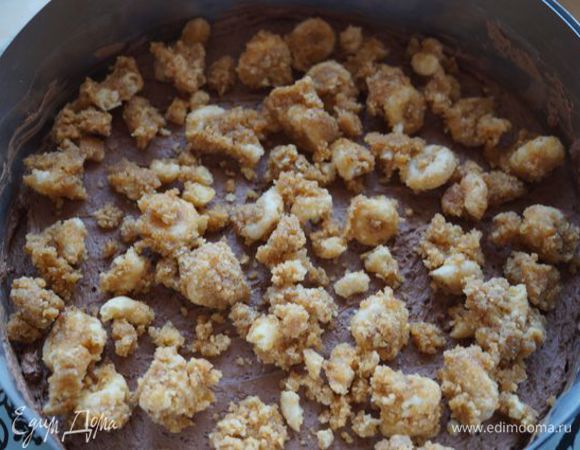 Сверху накрошить ореховый кранч (1/3 порции).