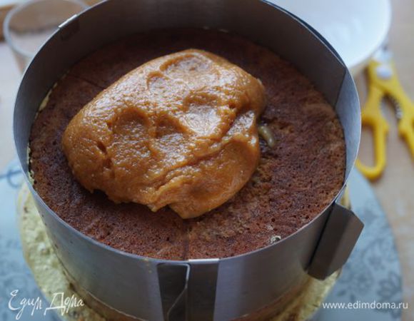 Последний корж (18 см) покрываем ореховой глазурью (похоже на ореховую пасту-пластилин).