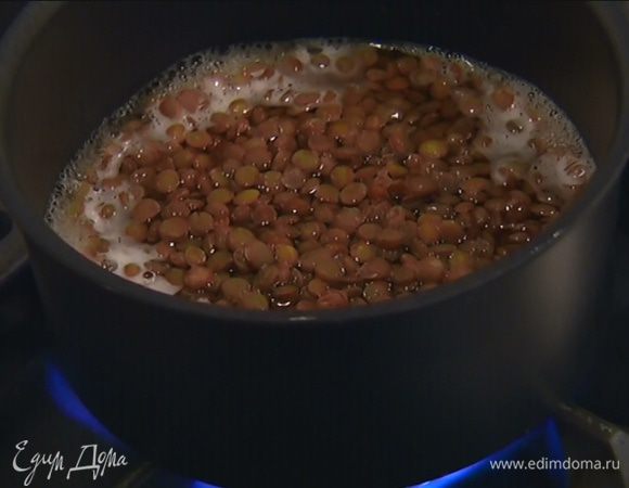 Чечевицу отварить согласно инструкции на упаковке без добавления соли.