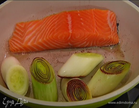 Семгу выложить в сковороду с пореем кожей вниз, обжарить, затем перевернуть и довести до готовности.