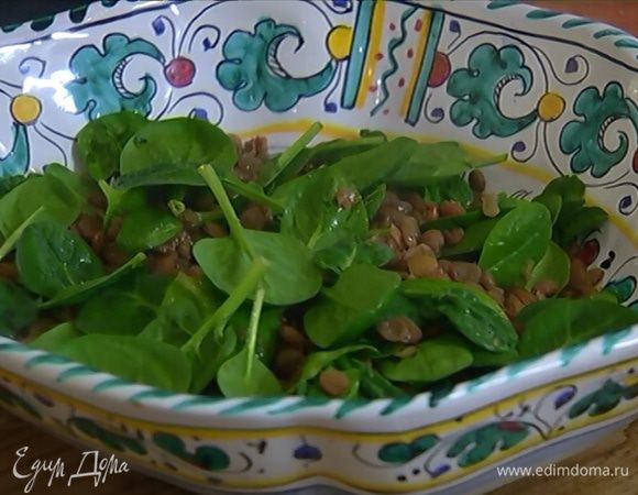 Горячую чечевицу выложить на блюдо, посолить, поперчить, добавить шпинат и все перемешать.