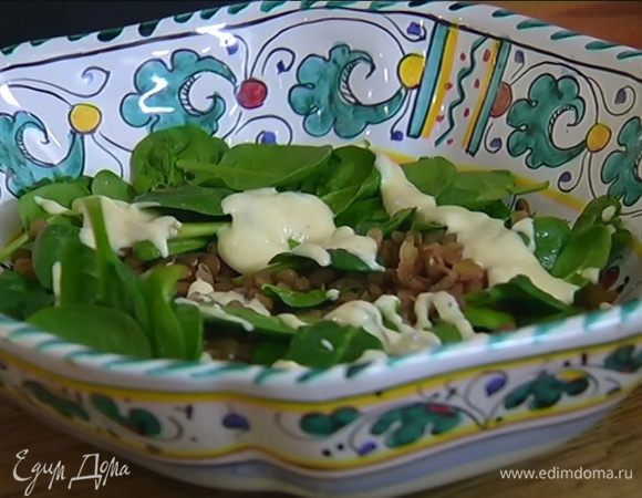 Полить чечевицу половиной заправки, сверху разложить обжаренный лук-порей.