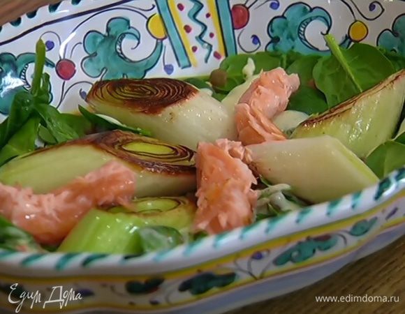Семгу разобрать вилкой на небольшие кусочки и поместить на чечевицу с пореем и шпинатом. Оставшуюся заправку подавать в отдельной посуде.