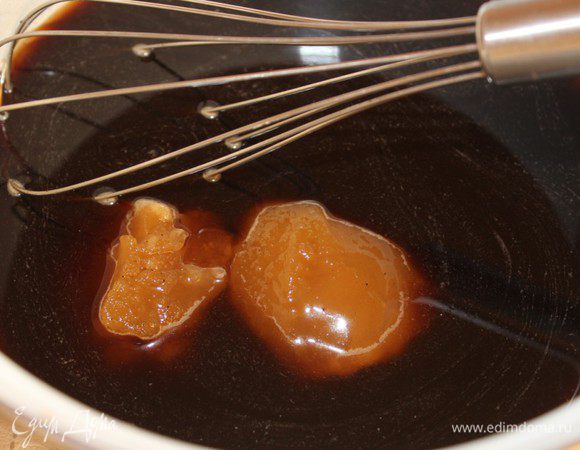 Насыпать в миску сахар, залить кофе, добавить мед и хорошо перемешать до полного растворения сахара и меда.