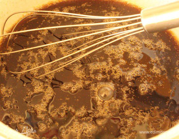 Влить растительное масло и снова хорошо перемешать.