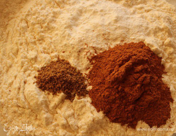 В отдельной посуде соединить сухие ингредиенты - муку, разрыхлитель, корицу и кориандр.