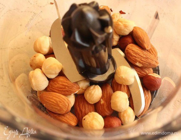 Орехи порубить или измельчить при помощи блендера...