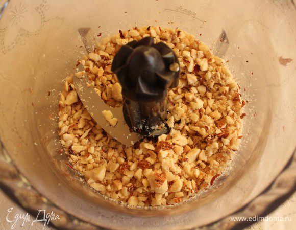 В крупную крошку.