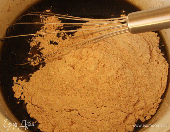 Соединить сухие и жидкие ингредиенты.