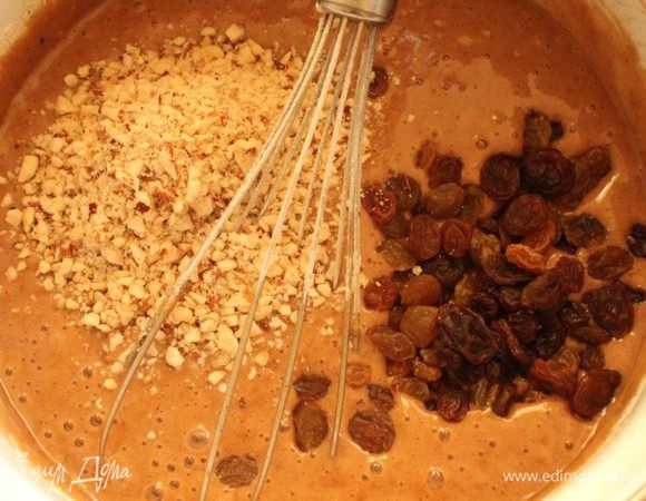 Добавить изюм и часть измельченных орехов (1/2). Хорошо все перемешать. Тесто должно напоминать по консистенции густую сметану.