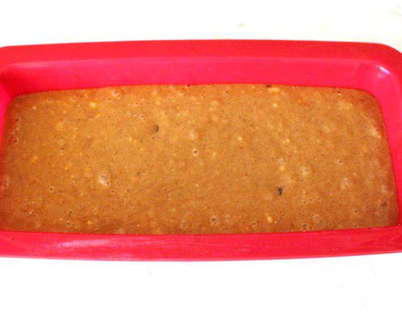 Вылить тесто в подготовленную форму (круглую или прямоугольную).