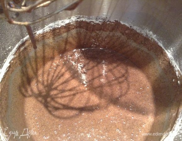 Бисквит делаю по рецепту Сибирячки(уже третий раз).
Смешать яйца, сахар, сметану. Добавить муку, черемуховую муку и разрыхлитель.