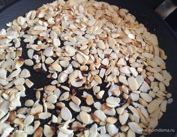 Миндальные лепестки обжарить на сухой сковороде.