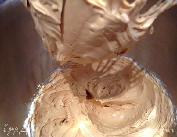 Смешать маскарпоне и сгущенку (всегда покупаю белорусскую). добавить в крем 20 г. миндальных лепестков.