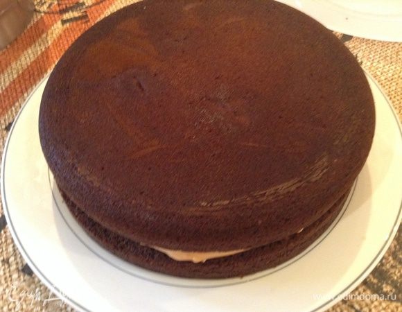 Намазать 1/2 часть крема на нижний корж и собрать торт. Обмазать весь торт второй частью.
Посыпать остатками лепестков.