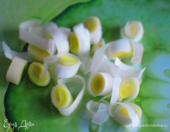 Чеснок мелко нарезать, лук нарезать кольцами. Лосось порезать небольшими кусочками.