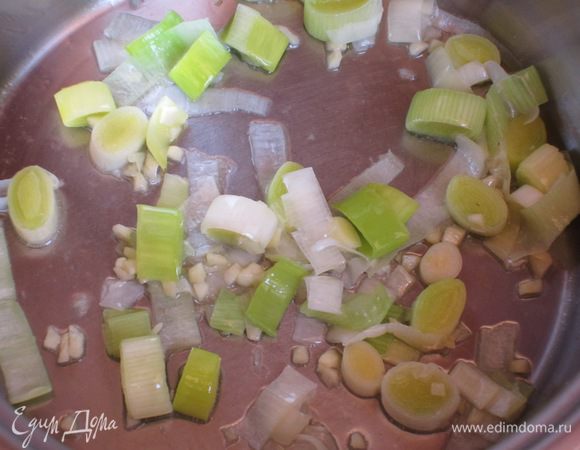 В глубокой сковороде разогреть оливковое масло,добавить сливочное масло и обжарить на небольшом огне лук и чеснок до мягкости.