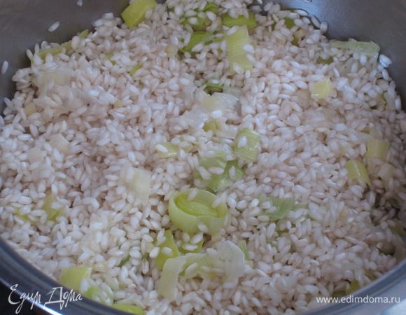 Всыпать рис и продолжить обжаривать,постоянно помешивая.