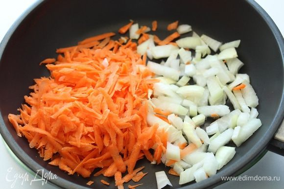 Отварить чечевицу согласно инструкции. Лук и чеснок мелко нарезать. Морковь натереть на крупной терке. Разогреть оливковое масло, обжарить на среднем огне 5-7 минут.