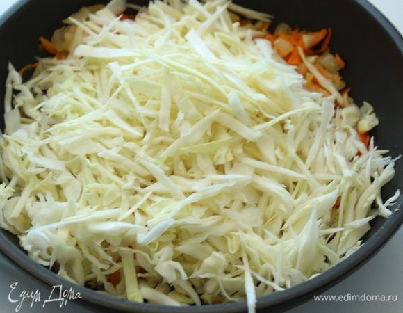 Капусту нашинковать, добавить к овощам, посолить, поперчить по вкусу.