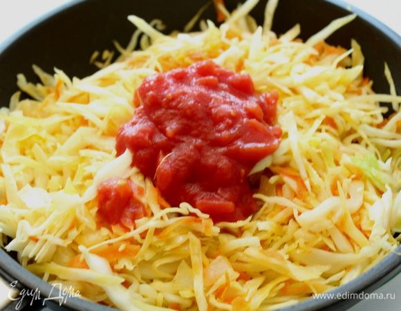 Влить томаты в собственном соку и тушить на медленном огне 20-25 минут под закрытой крышкой.