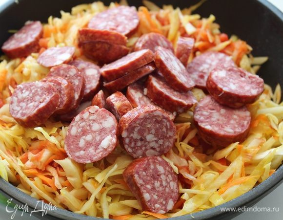 Добавить порезанные колбаски.